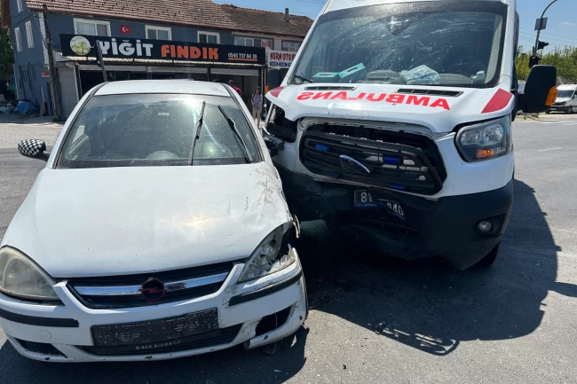 Düzce'de ambulans ile otomobil çarpıştı: 2yaralı