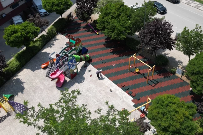 Bursa İnegöl'de 7 mahallede 22 parkın zemini yenileniyor