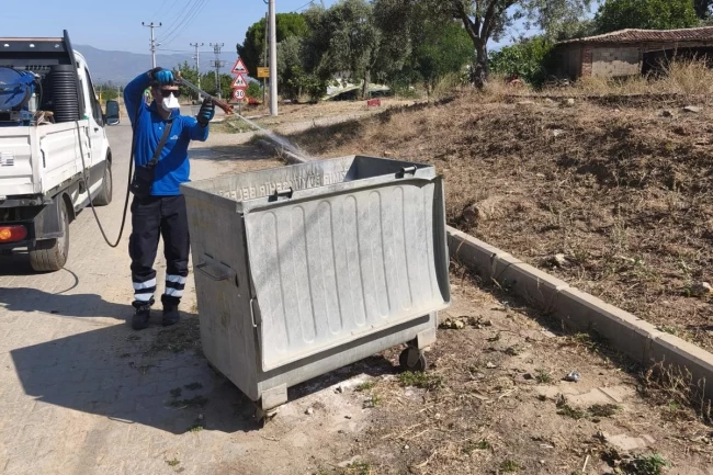 İzmir Büyükşehir'in ilaçlama ekibi 30 ilçede iş başında