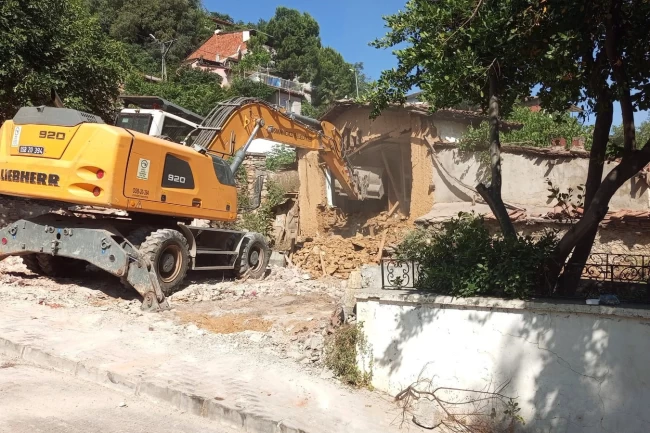 Bursa Osmangazi tehlikeli metruklara yıkım