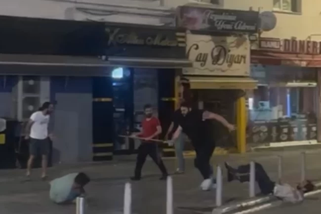 Düzce Şerefiye'de sokak ortasında çıkan kavga şaşırttı!