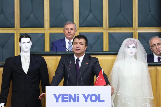 TBMM'de SP'li Arıkan'dan dikkat çeken sunum! Kürsüye cansız mankenlerle çıktı