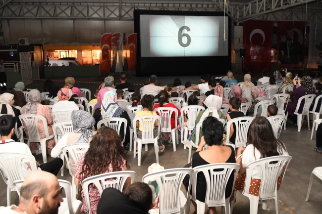 Bursa Osmangazi'de çocuklar açık hava sinemasında buluştu