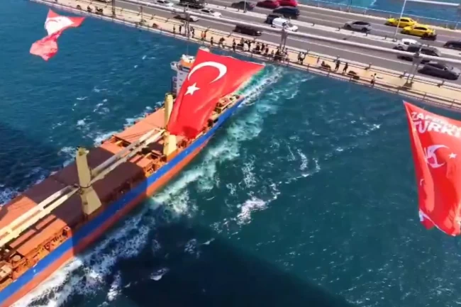 İstanbul'un üç köprüsüne Türk Bayrağı asıldı