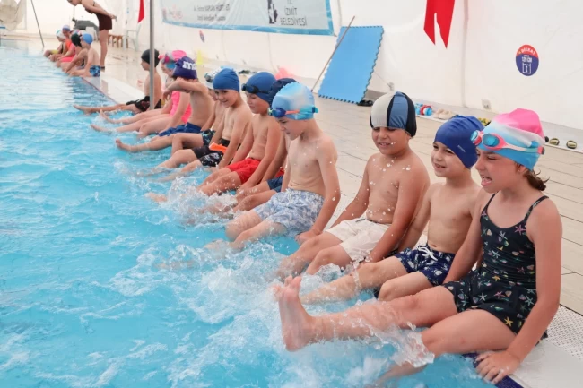 İzmit'te çocuklar yüzme öğreniyor