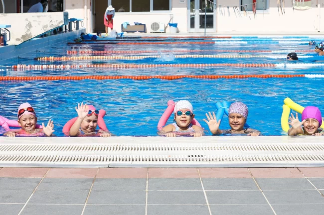 İzmir Narlıdere'de yüzme kursları başladı