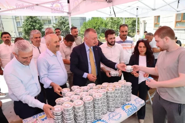 Başkan Büyükakın, Gebze'de aşure dağıttı