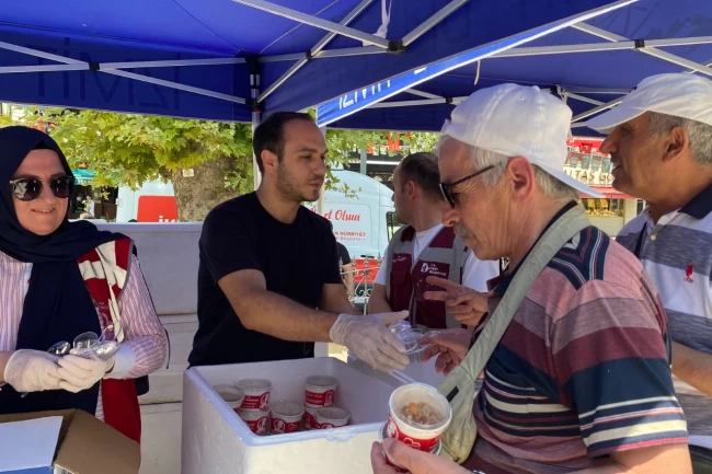 İzmit Belediyesi'nden gönülleri ısıtan aşure ikramı