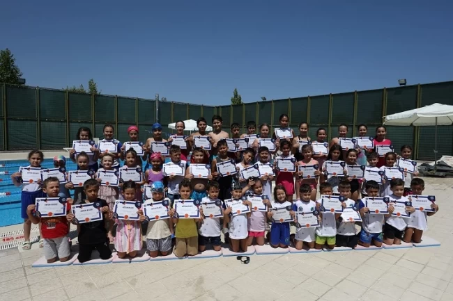 Bursa Büyükşehir Yaz Okulları'nda minik yüzücülerin sertifika heyecanı