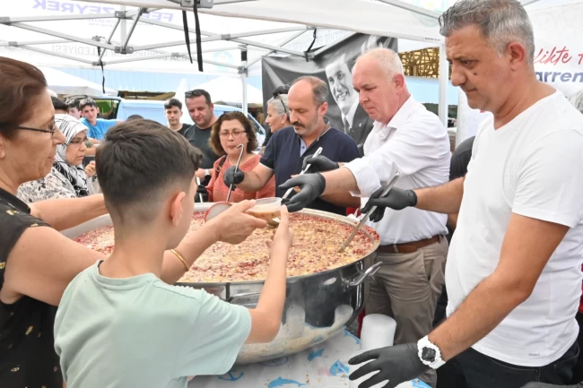 Manisa'da geleneksel aşure dağıtımı devam ediyor