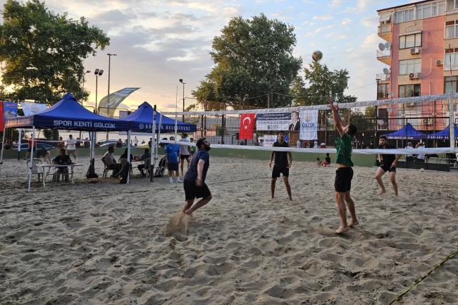 Kocaeli Gölcük'te kum üzerinde şenlikli turnuva başladı