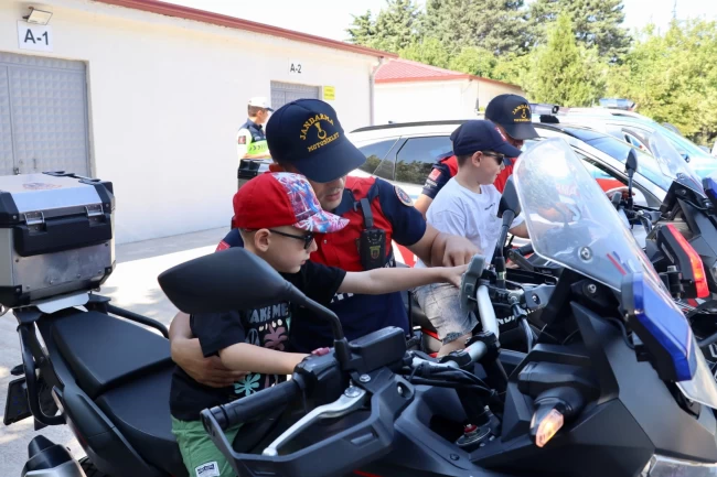 Edirne'de minik öğrencilerden Jandarma'ya ziyaret