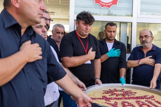 İzmir'de Başkan Tugay Aliağa'da aşure lokmasına ortak oldu