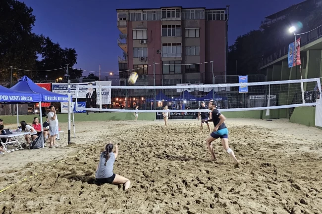 Kocaeli Gölcük'te plaj voleybolu turnuvası büyükler kategorisinde sona erdi