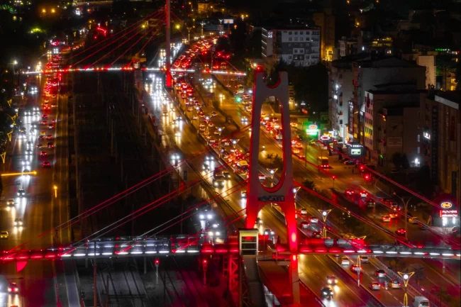 Kocaeli'de üst geçitler al bayrağın renkleriyle ışıldadı