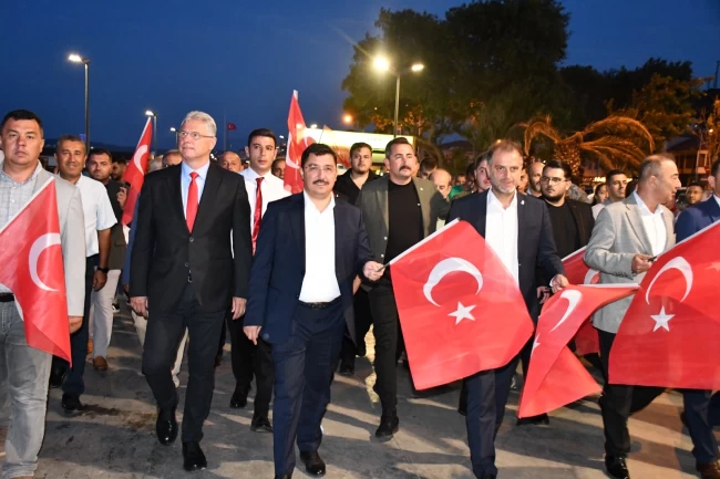 Mudanya'da demokrasi ve bayrak yürüyüşü coşkuyla gerçekleşti