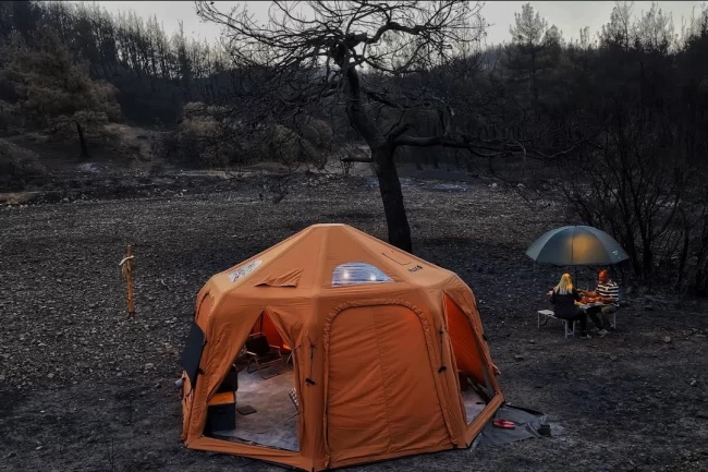 İzmir'de yanan ormanda kamp ile farkındalık
