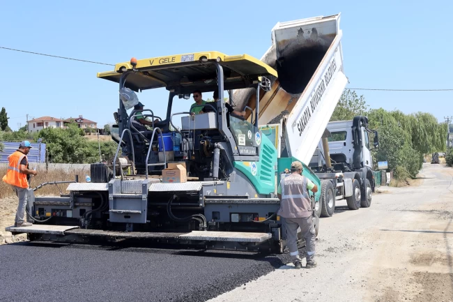 Sakarya Kaynarca'da asfalt mesaisini sürdürüyor