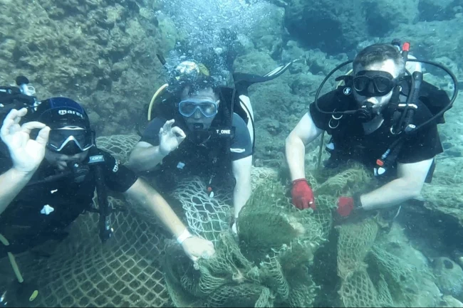 Ayvalık'ta yasa dışı trol ağı tespit edildi, denizden çıkarıldı