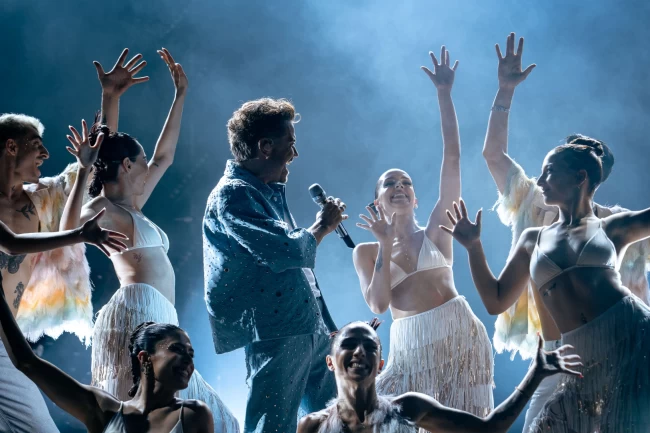 Harbiye'de yaz klasiği... Kenan Doğulu'dan efsane performans