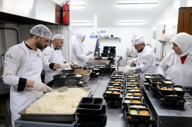 Sakarya'da yüzlere tebessüm olan en lezzetli yemekler bu kazanda pişiyor