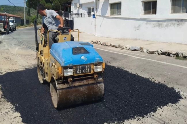 Efes Selçuk'ta Barutçu–Zeytinköy güzergahında asfalt onarımı