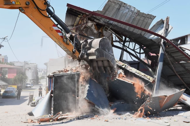 Bursa'da yüksek gerilim hattına yapılan kaçak iş yeri yıkıldı