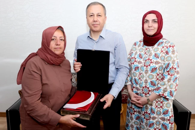 Bakan Yerlikaya'dan şehit bekçinin ailesine ziyaret