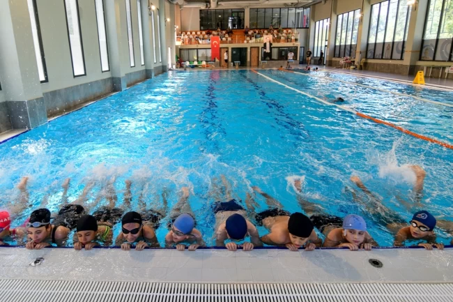 İzmir Bornova'da yazın ritmi yüzme havuzlarında atıyor