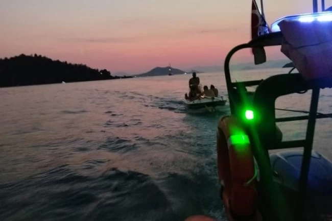 Muğla Fethiye'de makine arızası yapan tekne kurtarıldı