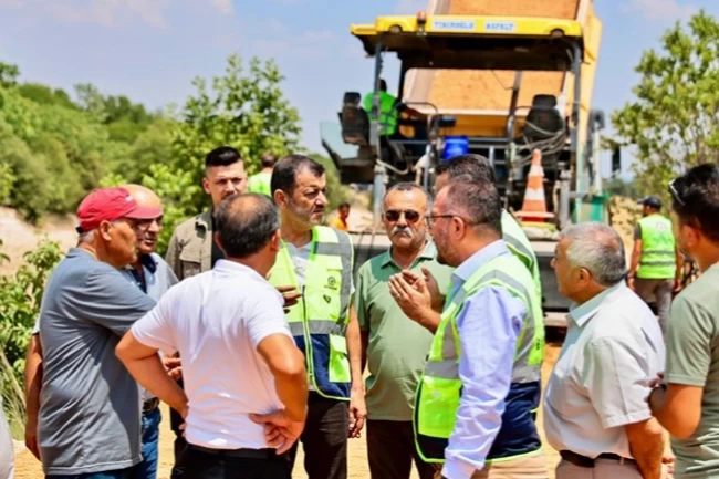 Denizli'de kırsal yollarda asfalt çalışmaları sürüyor