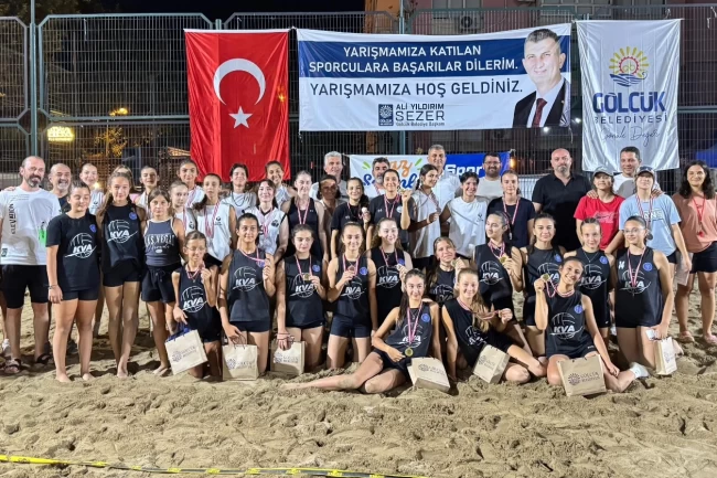 Gölcük'te minik voleybolcular plajda ödüllendi