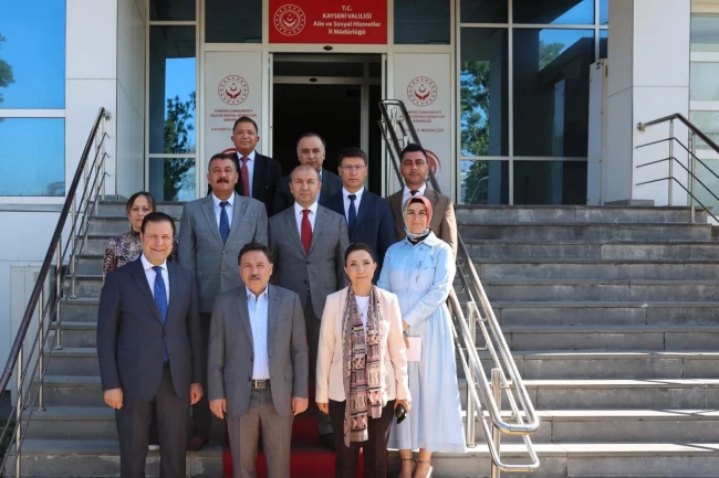Kayseri Valisi Çiçek'ten Aile ve Sosyal Hizmetler'e ziyaret
