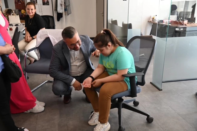 Manisa'da 'Ben Buradayım' akıllı bileklikleri dağıtılıyor