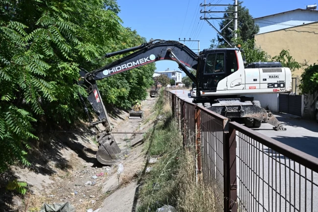 Manisa Fevzi Çakmak'ta sulama kanalları temizliği