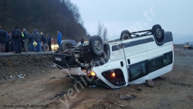 İŞÇİ SERVİSİ DEVRİLDİ: 23 YARALI..