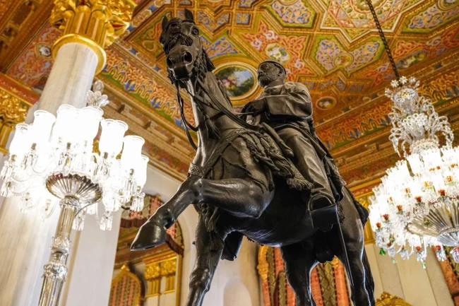 Sultan Abdülaziz'in atlı heykeli Beylerbeyi'nde ziyaretçilerini bekliyor