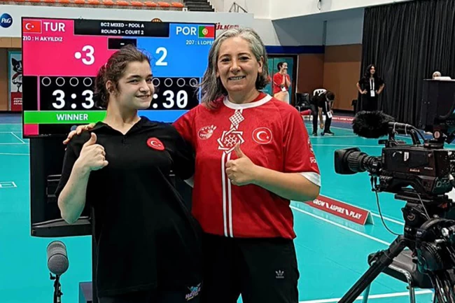 Avrupa'da Türk Bayrağı'nı dalgalandıran Sakaryalı Hüdanur'a anlamlı destek