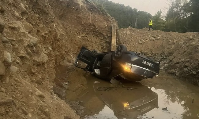 Otomobil dereye uçtu; baba ve oğlu hayatını kaybetti.