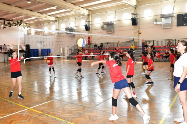 İzmir Çiğli'de 7'den 70'e yaz boyu spor coşkusu