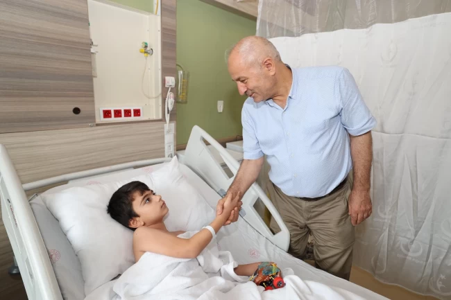 Gebze'de sünnet olan miniklere moral ziyareti