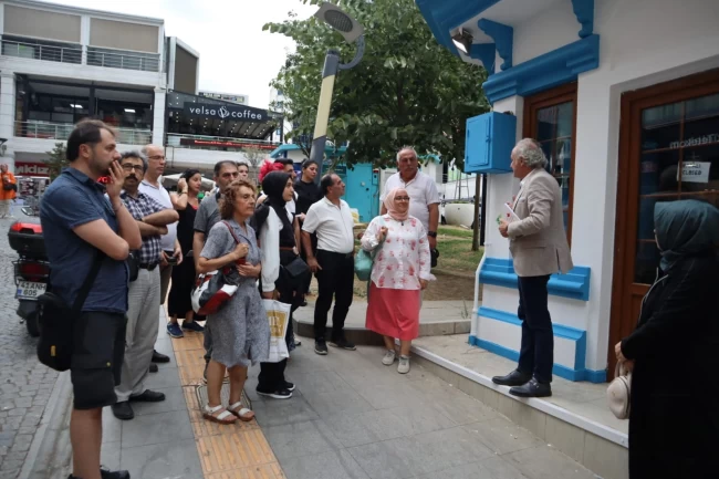 İzmit'te şair ve yazar dernekleri Edebiyat Sokağı'nda dinledi