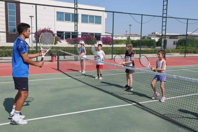 Antalya Büyükşehir Döşemealtı'nda yeni tenis kursu açtı