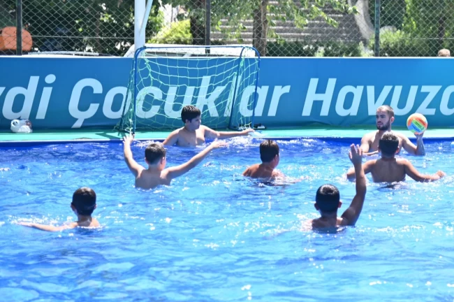 Manisa'da portatif havuzlarla ücretsiz yüzme keyfi