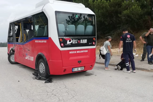 Düzce'de kamyon ile minibüs çarpıştı: 7 yaralı