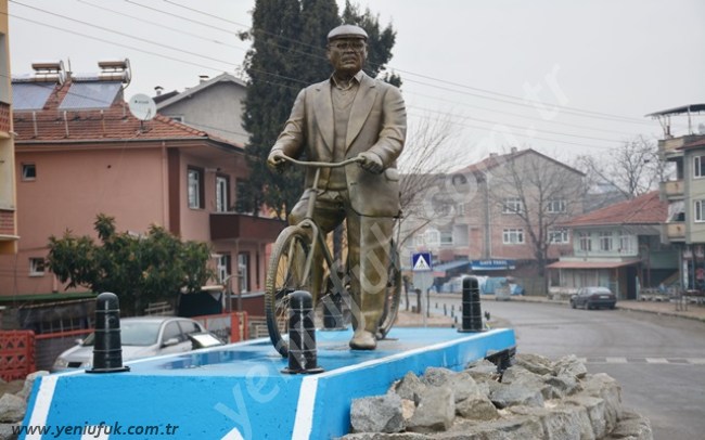 “BİSİKLETLİ DEDE” HEYKEL OLDU!