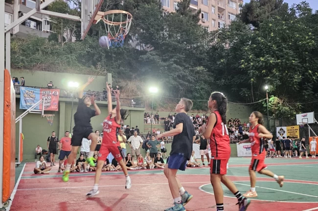 Gölcük'te rekor katılımlı sokak basketbolu turnuvası sona erdi