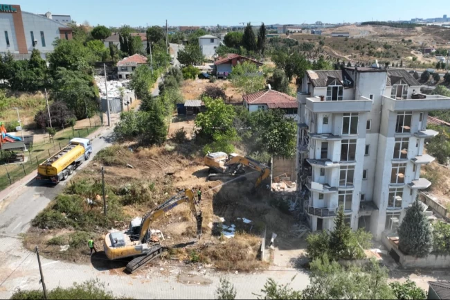 Kocaeli Çayırova'da riskli yapıların yıkımı başladı