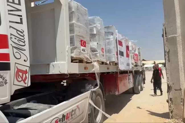 Türkiye'nin bağışları Refah Sınır Kapısı'ndan ulaşıyor