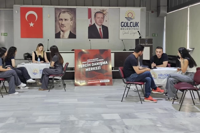 Kocaeli Gölcük'te tercih merkezi gençlerin yanında